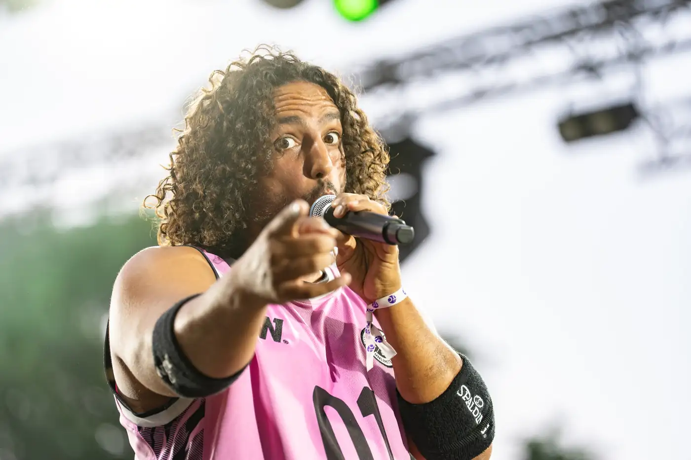 Mycose of You — chanteur pointant du doigt, micro en main