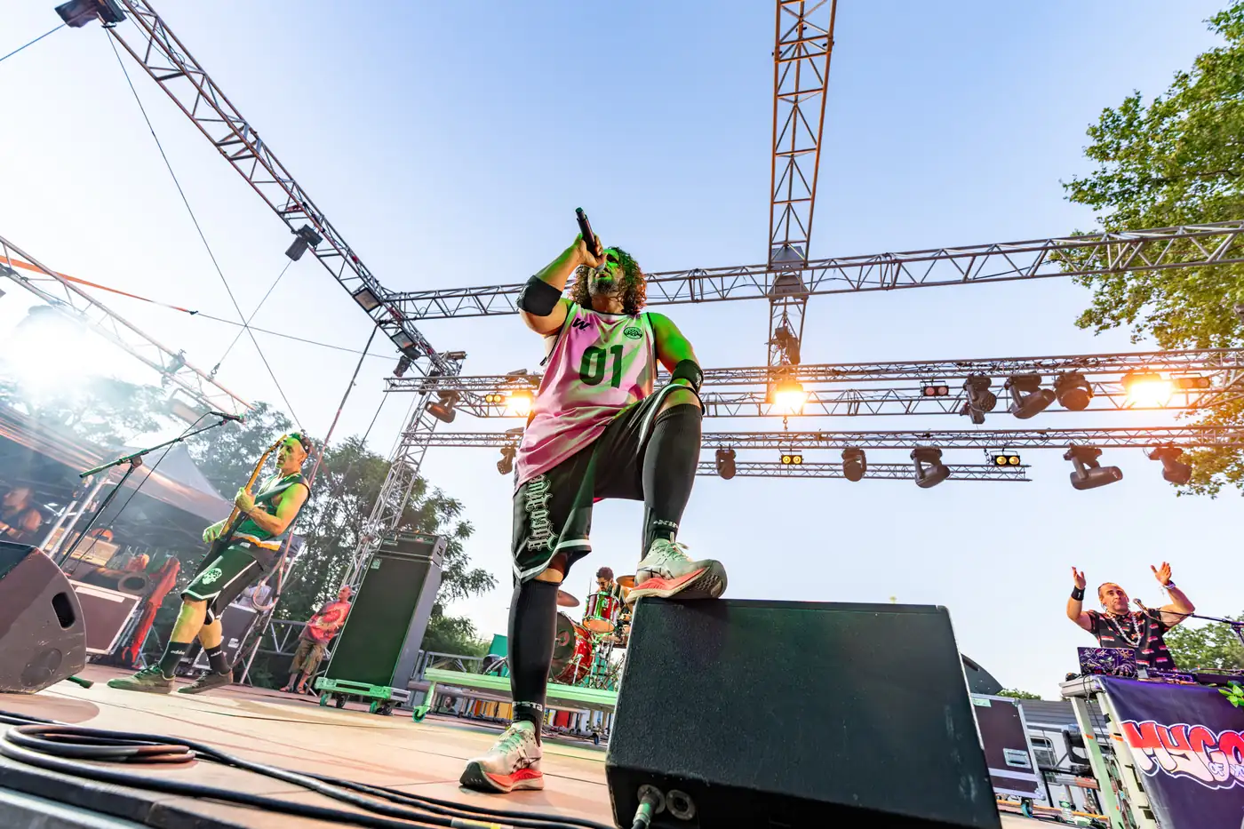 Mycose of You — chanteur juché sur une enceinte en festival