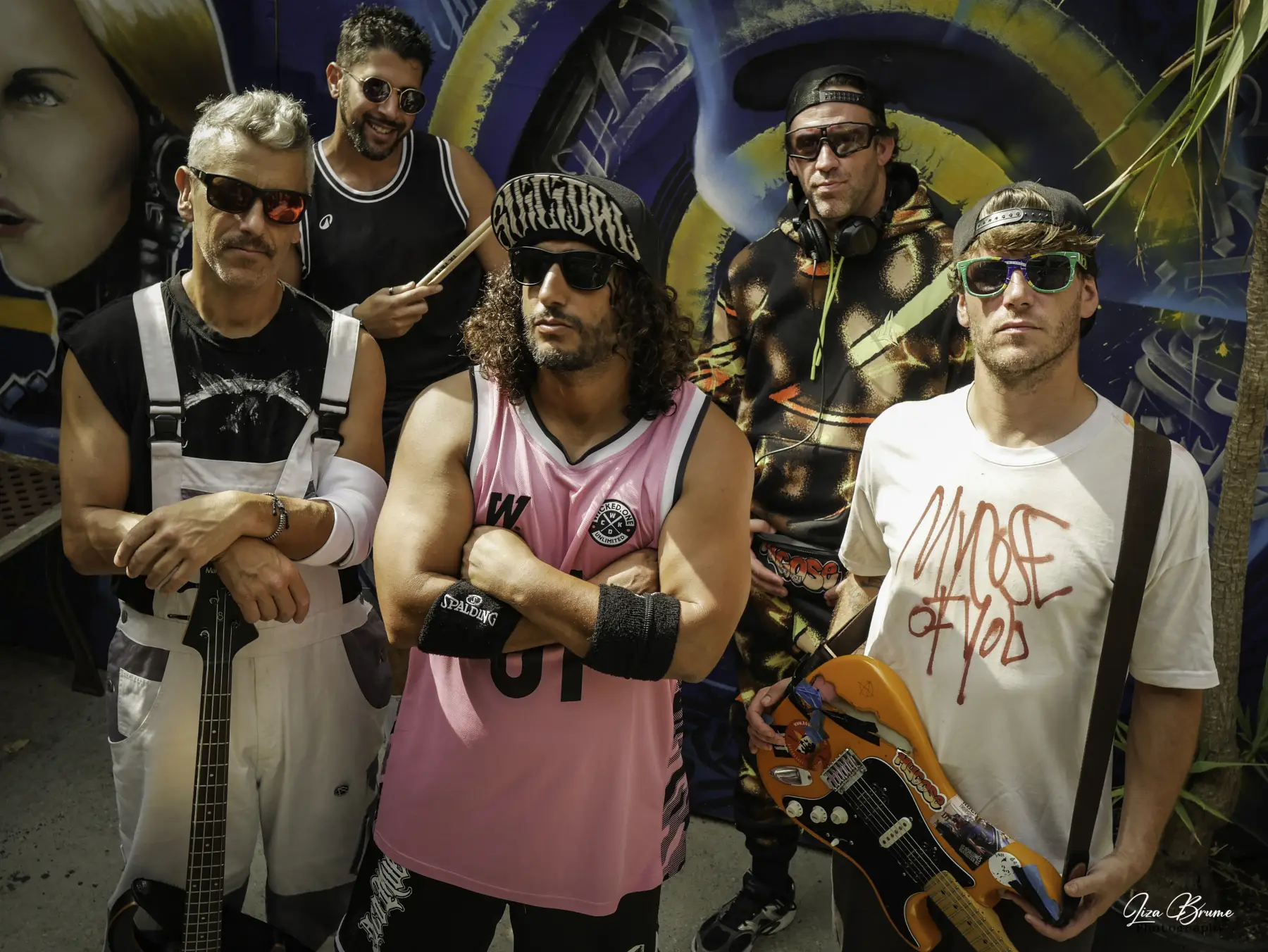 Mycose of You — portrait du groupe devant une fresque