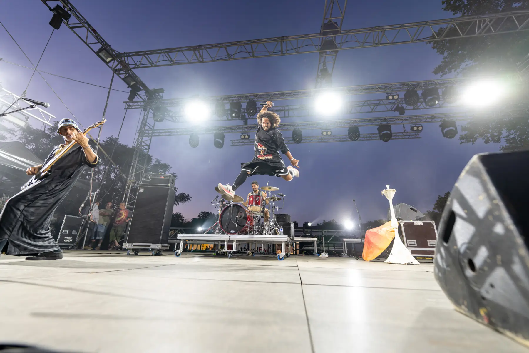 Mycose of You — bassiste sautant sur scène, festival