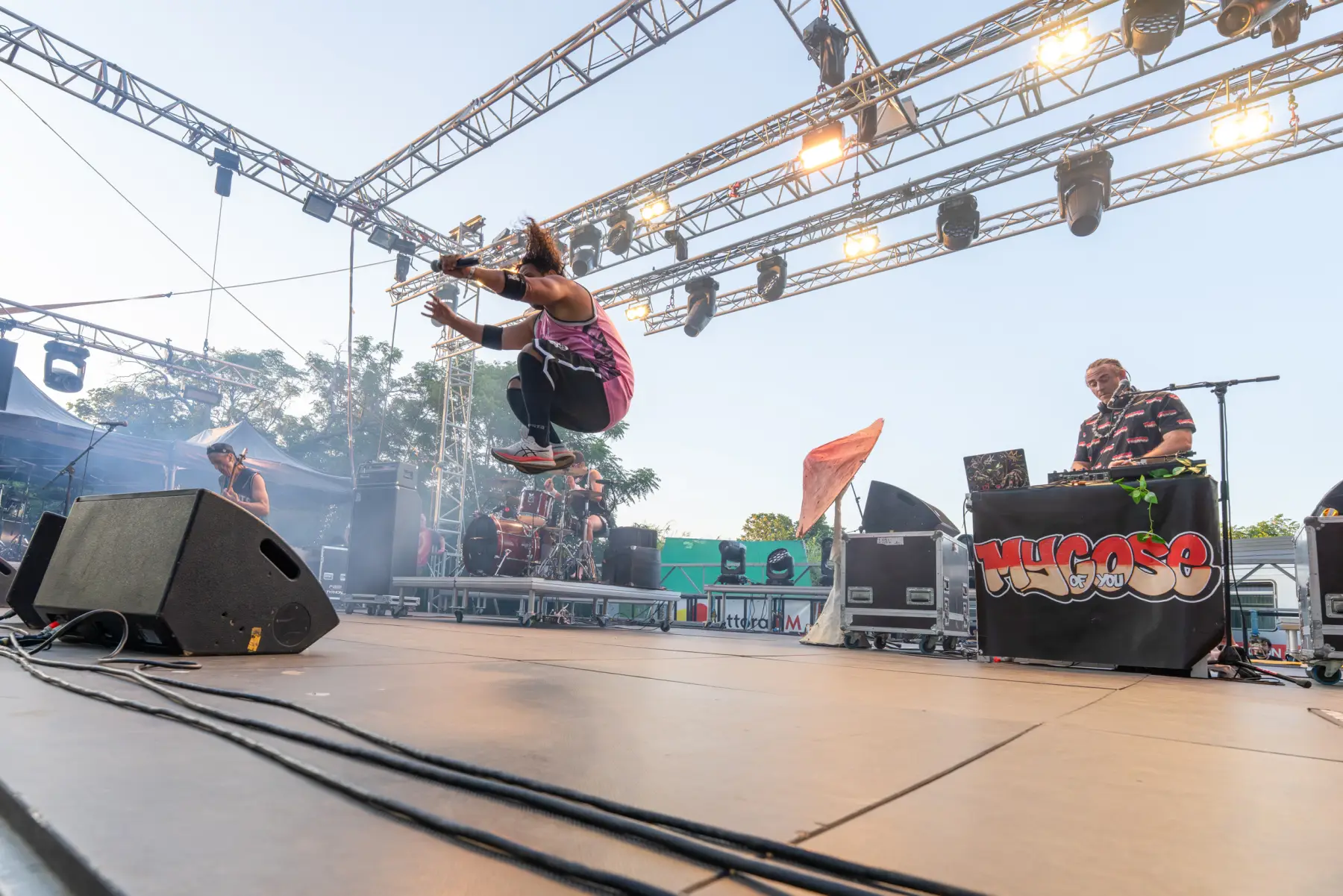 Mycose of You — chanteuse en plein saut, scène festival
